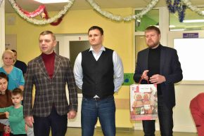 Свято попри війну: Володимир Поцелуєв та Вадим Лисий привітали пацієнтів Сумської обласної дитячої лікарні