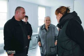 40 родин уже мешкають, ще 127 чекають на поселення: Артем Кобзар відвідав модульне містечко для переселенців у Сумах